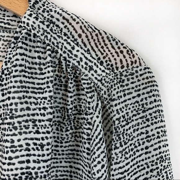 H&M Black and White 3/4 Sleeve V-Neck Blouse 10 - Picture 5 of 8